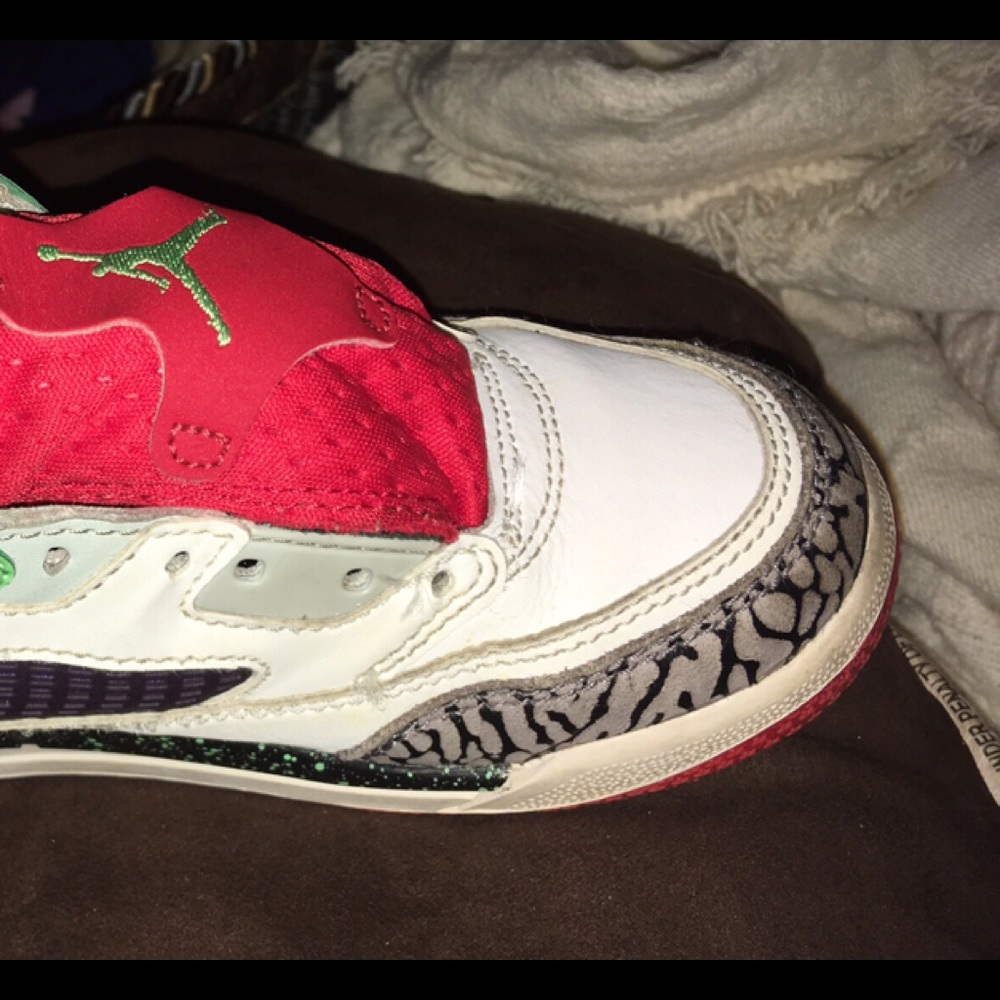 NIKE JORDANS